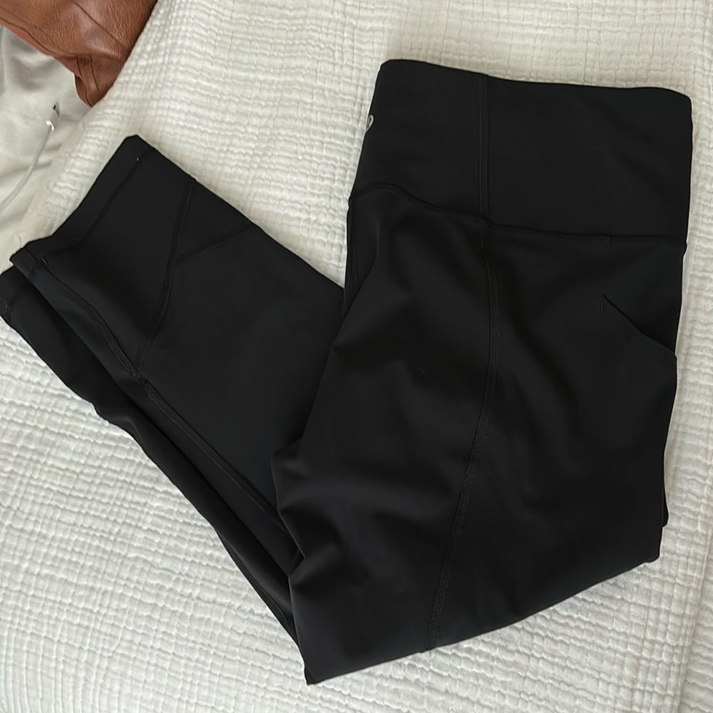Black 23” lulu wunder under with pockets leggings